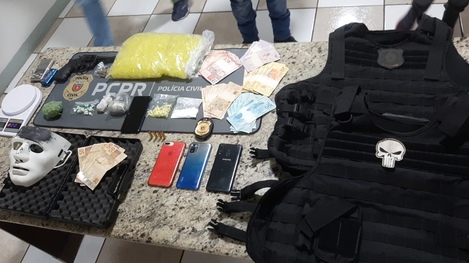 Polícia Civil de Apucarana apreende arma, colete e drogas