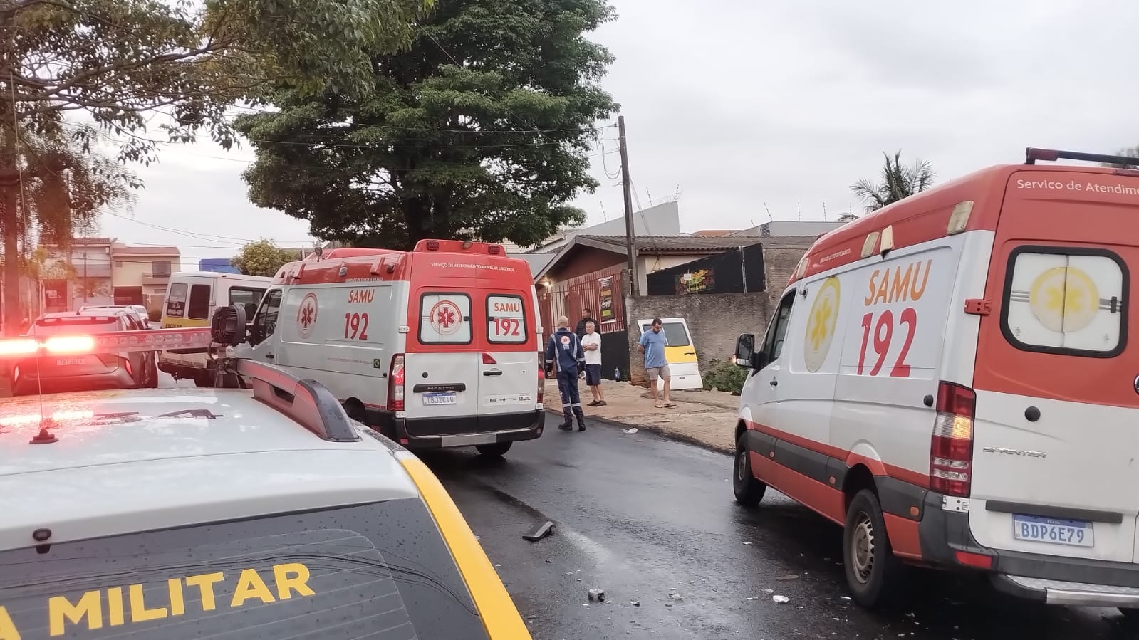 Acidente entre van escolar e Fiorino deixa feridos