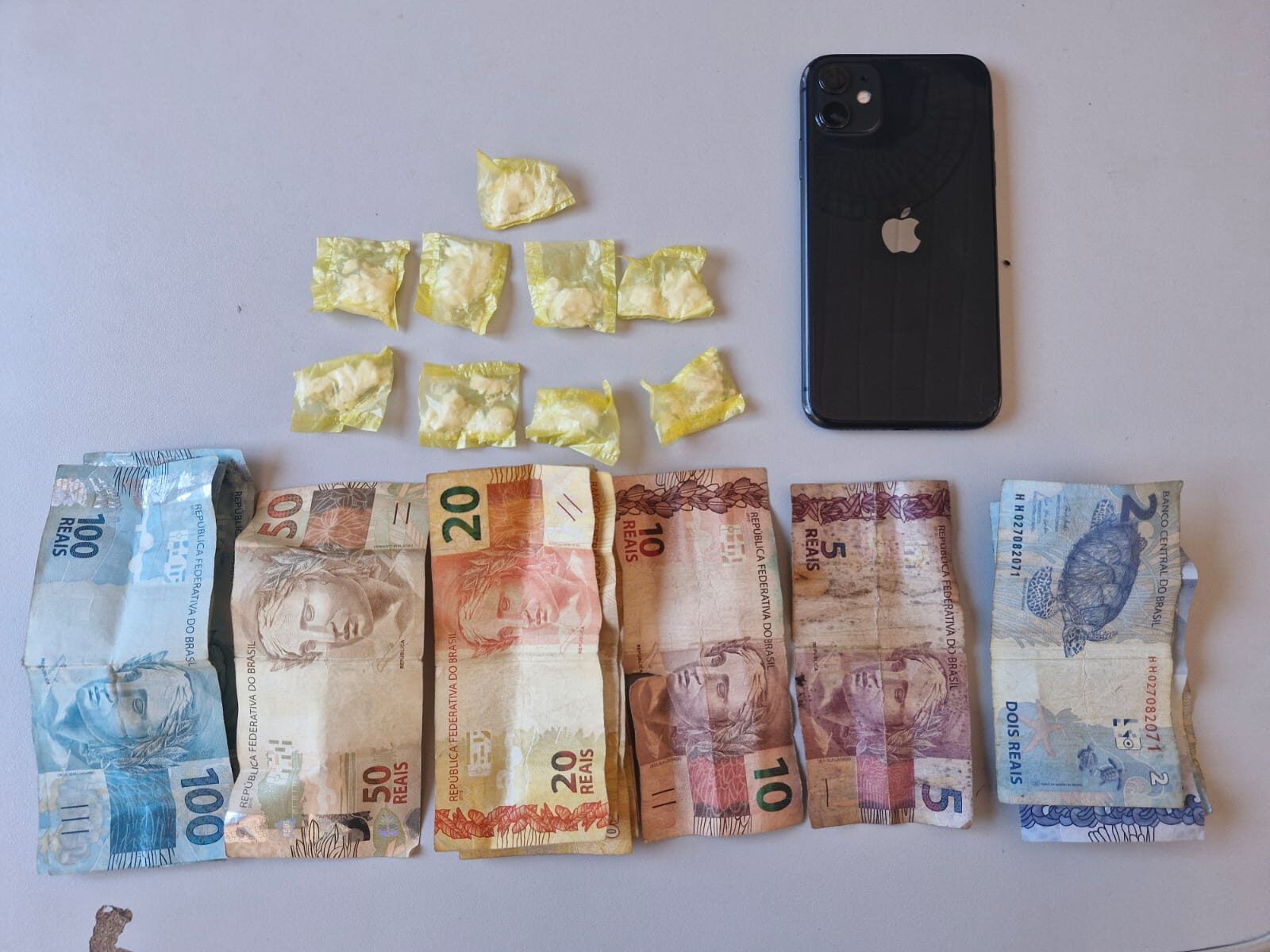 Homem é preso com porções de cocaína após tentativa de fuga durante abordagem policial