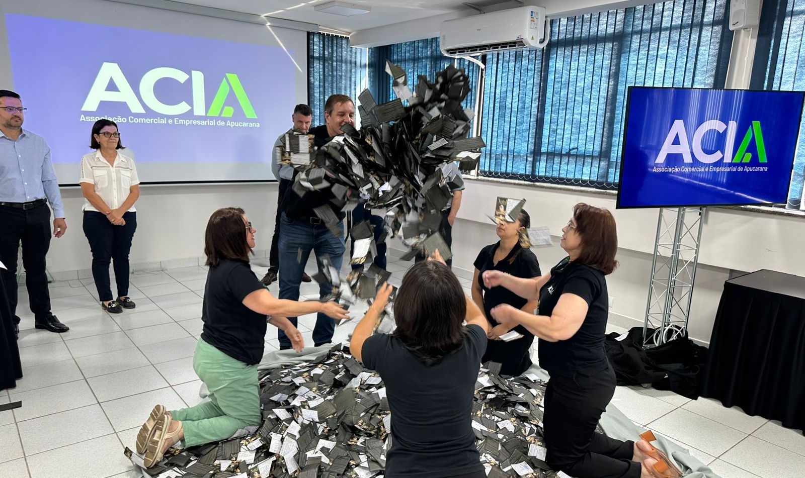 Sorteio de R$ 30 mil em vales-compra da ACIA e premiação do concurso de vitrines natalinas