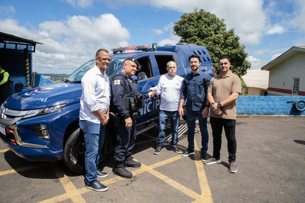 Prefeito e deputado Sargento Fahur entregam nova viatura para a Guarda Municipal
