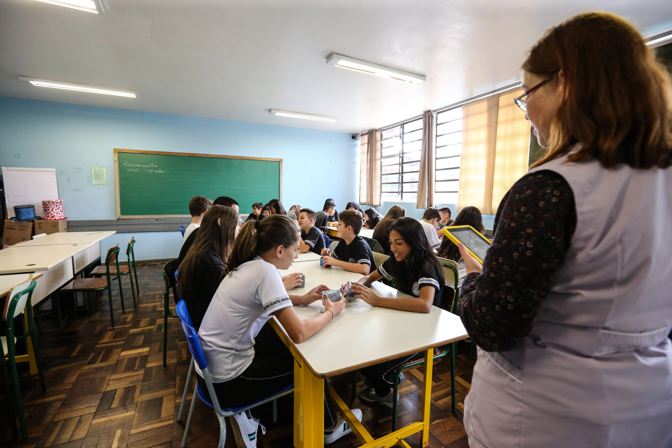 Rede estadual do Paraná inicia ano letivo de 2026 com ampliação de kits escolares e novos cursos técnicos