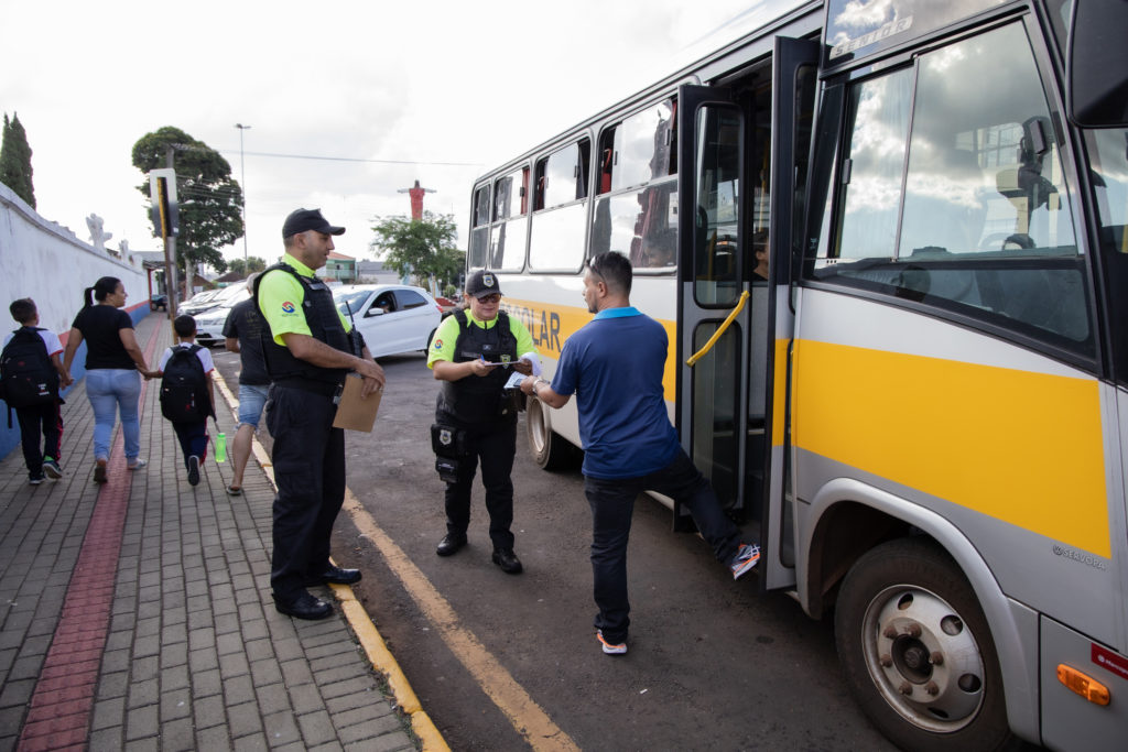 Trânsito em Apucarana: Reclamações sobre vans escolares levam a promessa de maior fiscalização