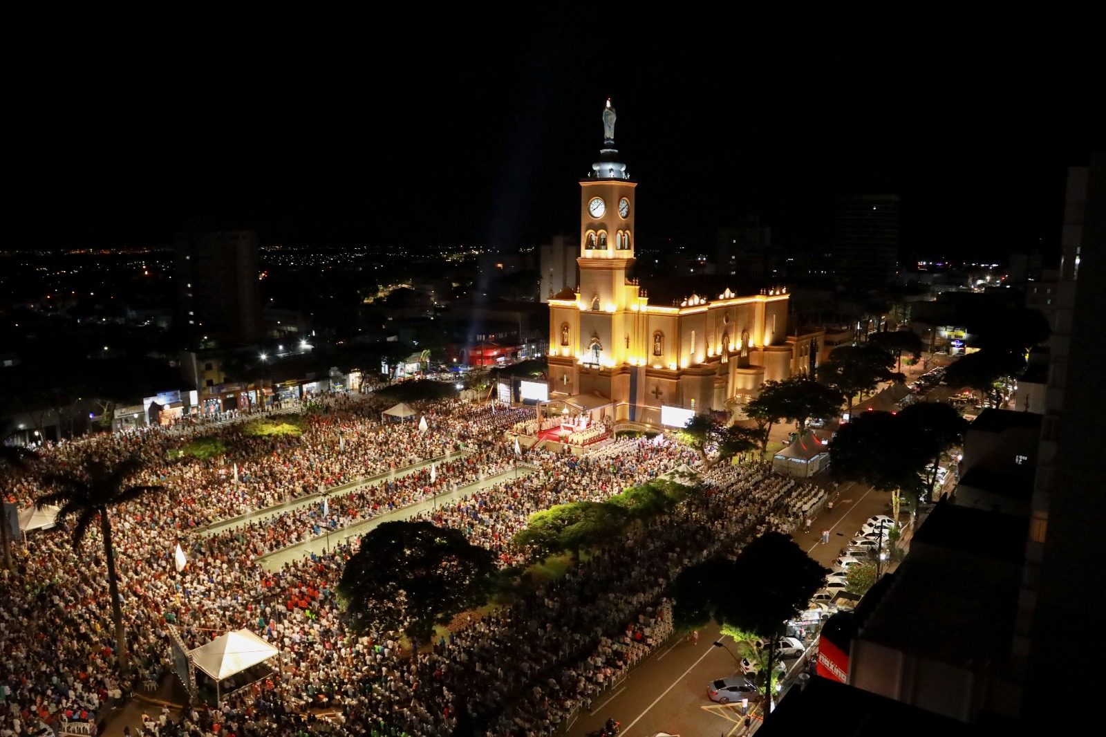 Apucarana celebra Dia da Padroeira com missas e Procissão Luminosa nesta quarta-feira (11)