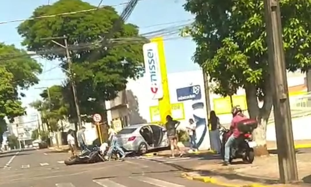 Colisão entre moto de alta cilindrada e carro deixa três feridos no Centro de Apucarana