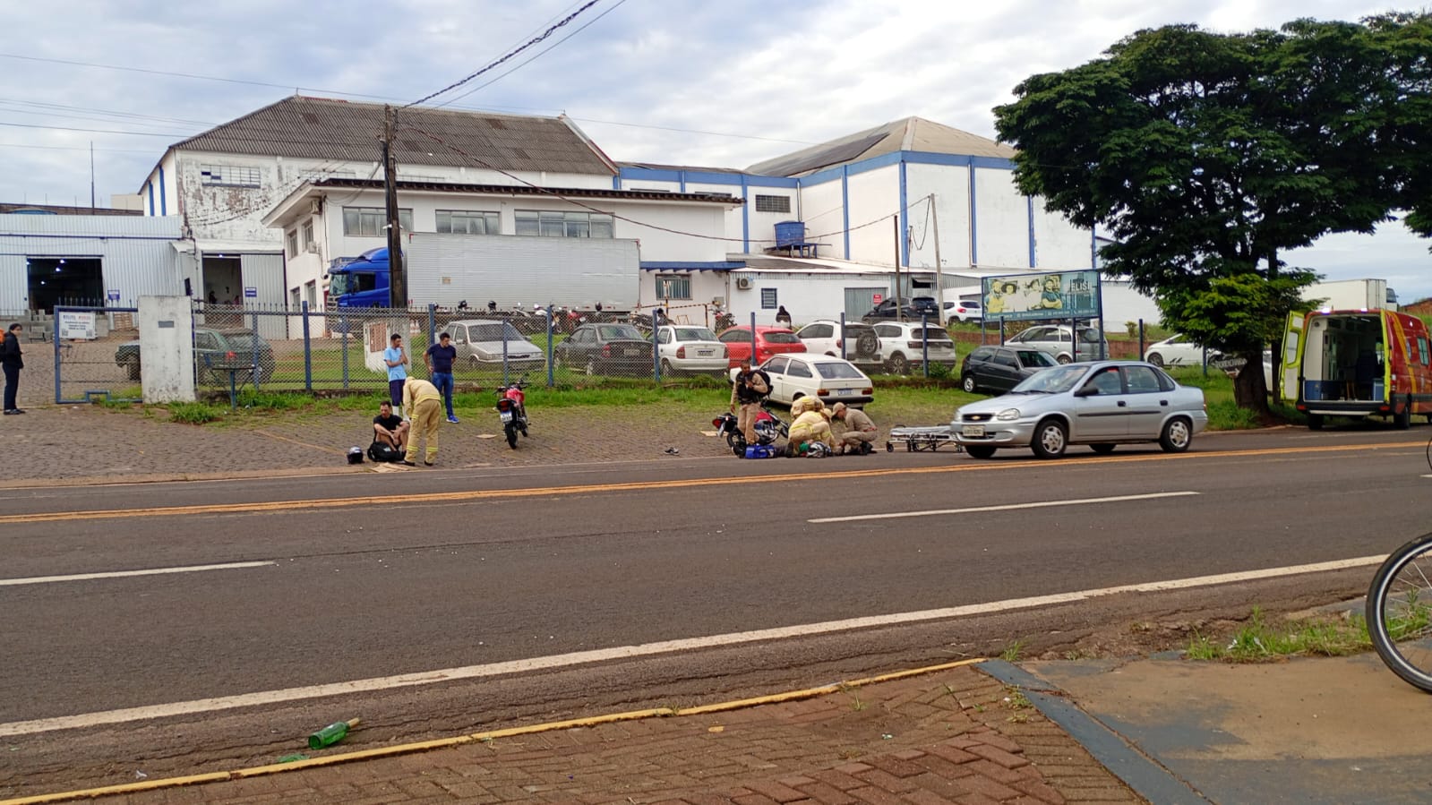 Colisão entre motos deixa jovem ferido