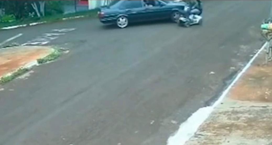 Carro atinge cadeirante em cruzamento no Centro de Cambira