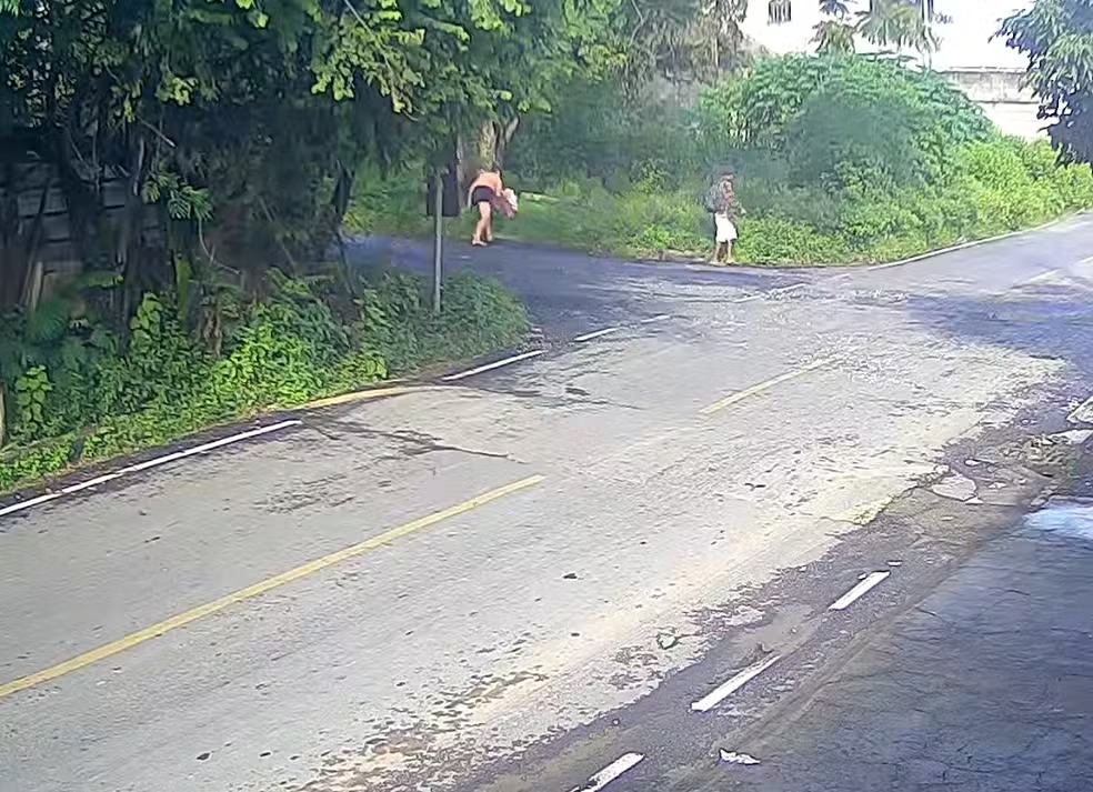 Bebê de 1 mês é abandonada em bueiro; pais são presos