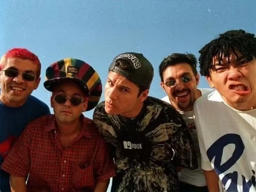 Corpos dos Mamonas Assassinas são exumados para criação de memorial em Guarulhos