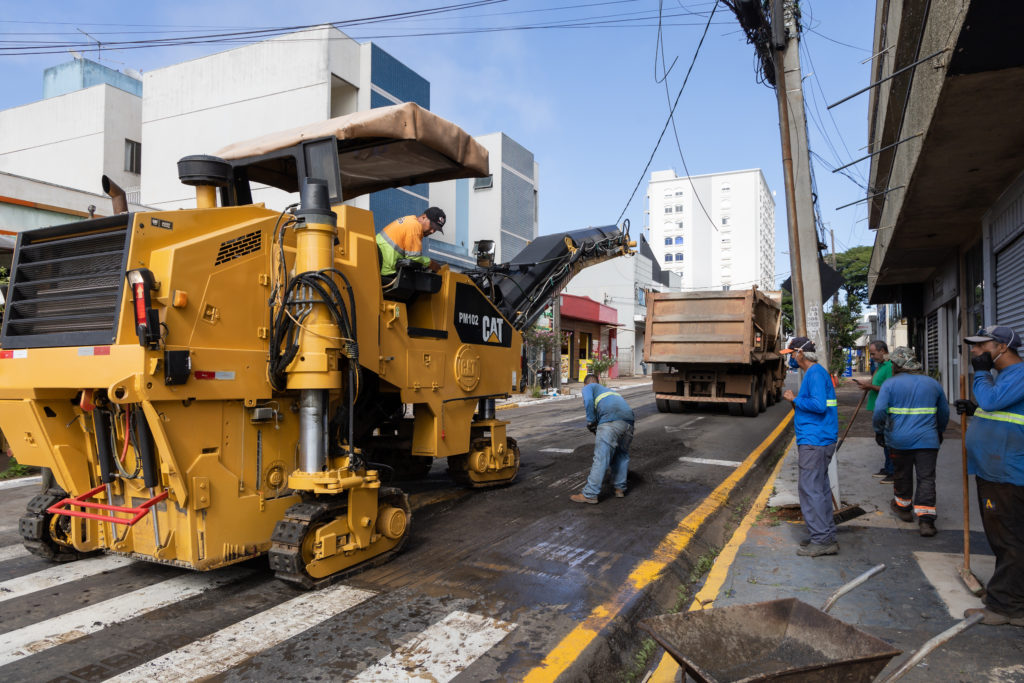 Prefeitura determina e empresa refaz asfalto na área central de Apucarana