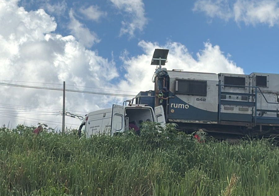 Colisão entre trem e ambulância mobiliza equipes de socorro em Jandaia do Sul