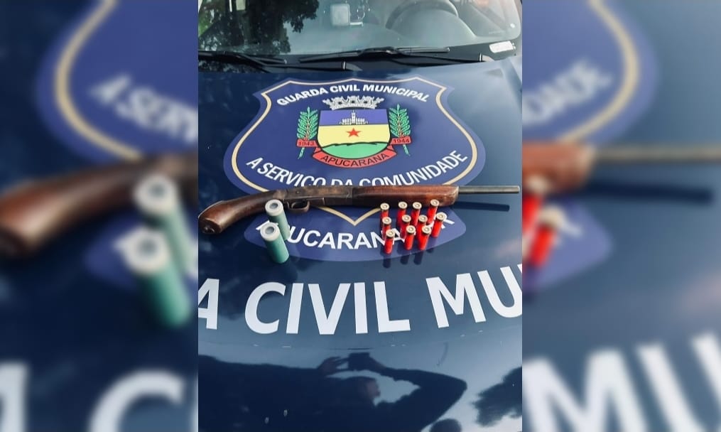 Homem é preso por porte ilegal de arma após discussão em campo de futebol