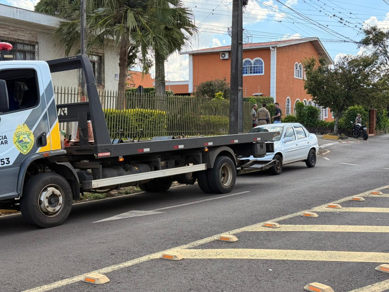 Acidente entre carro e moto deixa jovem ferido em rotatória do bairro 28 de Janeiro