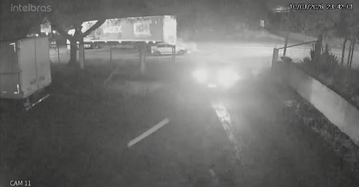 Câmera registra colisão entre carro e caminhão e motorista fica ferido em Apucarana