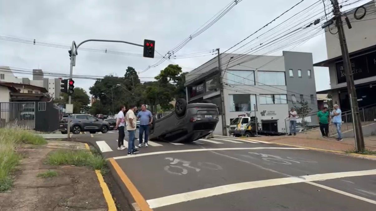 VEJA: Acidente com três carros e motocicleta mobiliza bombeiros e trava trânsito em Apucarana