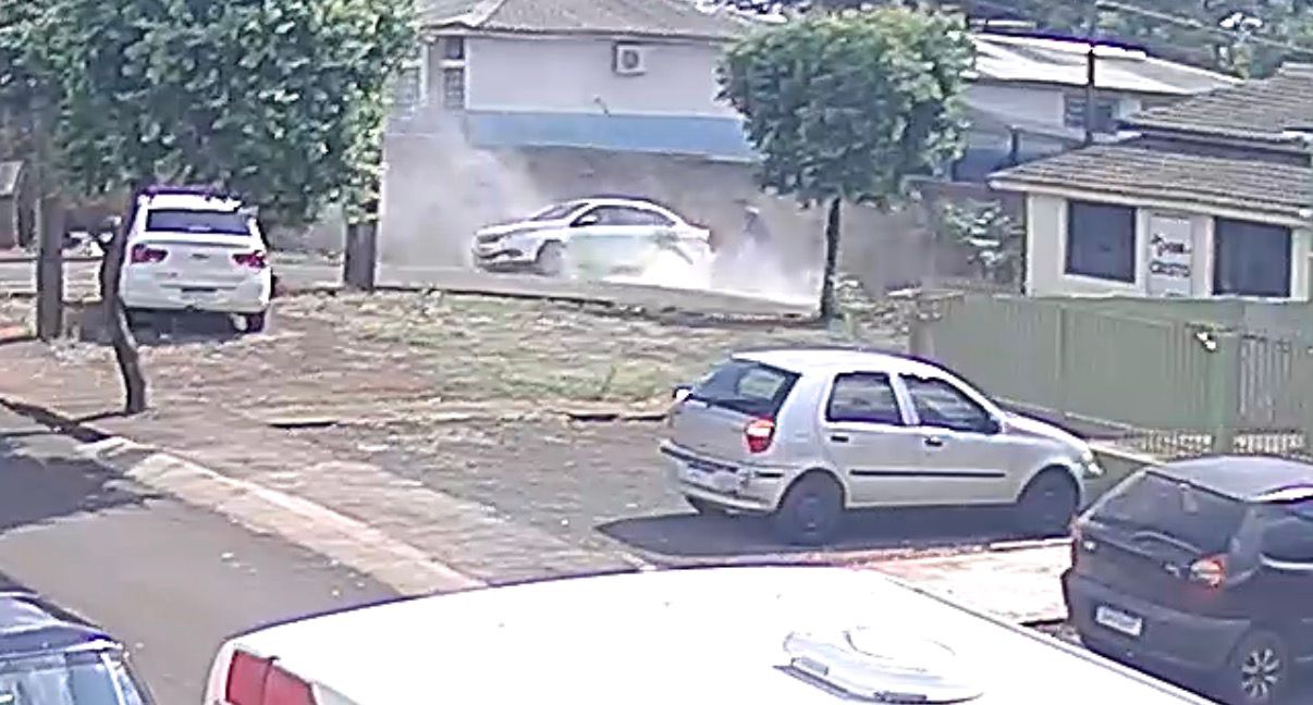 VEJA: Carro de pedagoga é incendiado em frente a colégio de Novo Itacolomi