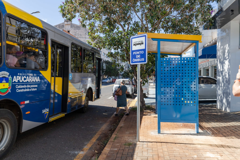 Novos pontos de ônibus cobertos ampliam conforto e proteção para usuários em Apucarana