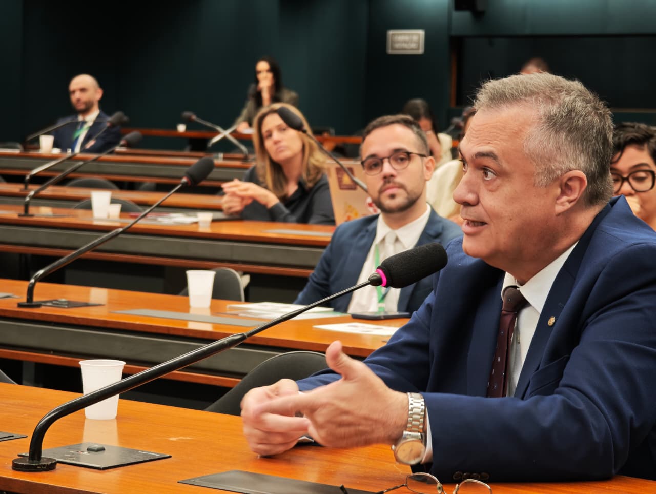 Beto Preto defende políticas permanentes para a causa animal em debate na Câmara