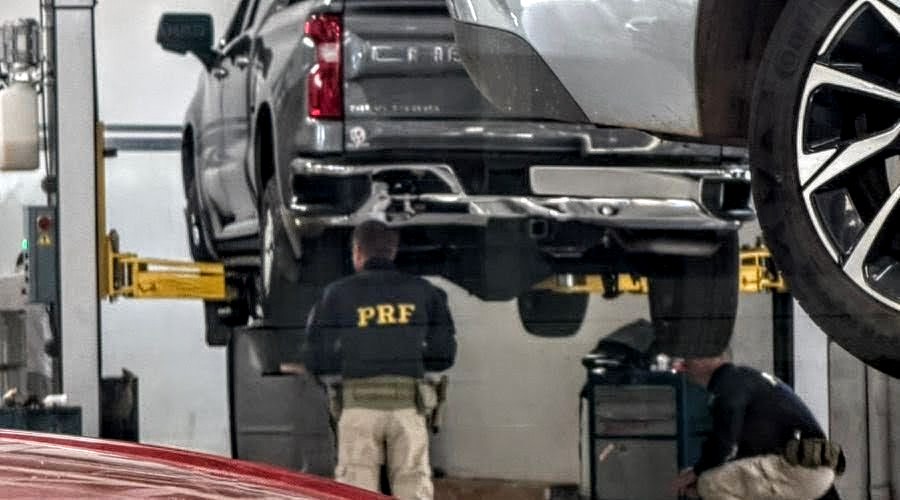 Agentes da PF e PRF prendem em Apucarana casal de paraguaios com entorpecentes numa Silverado