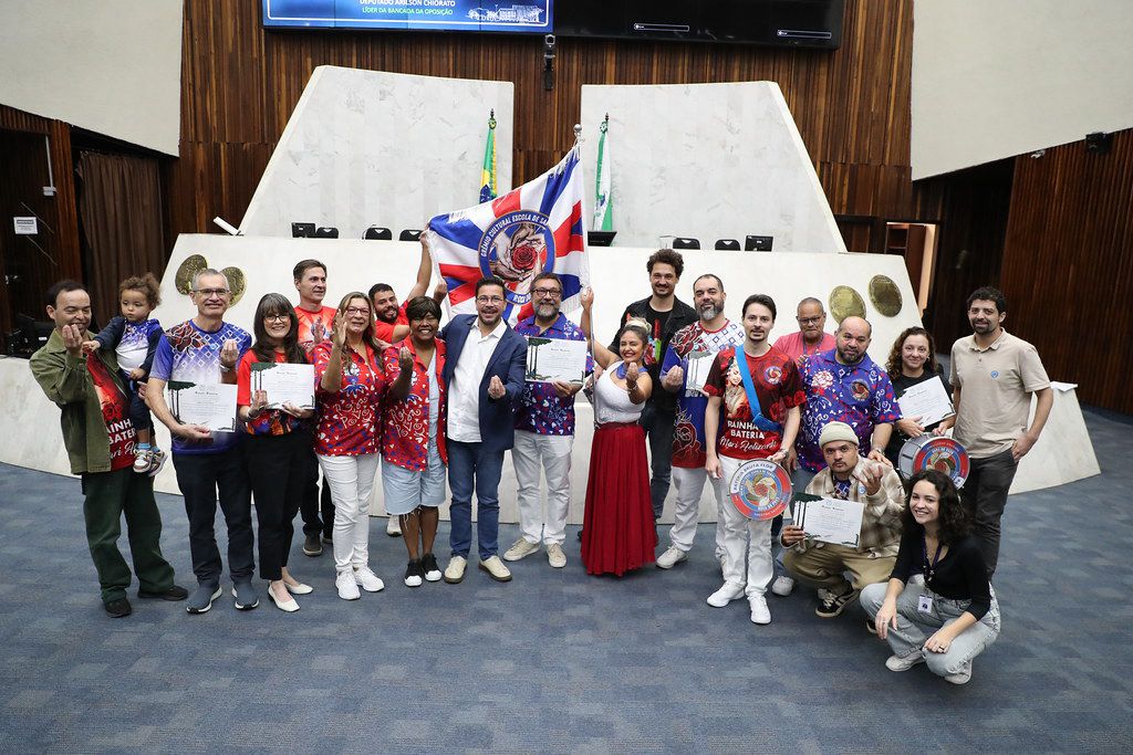 Deputado Arilson homenageia escola de samba Rosa do Povo, campeã do Grupo de Acesso do Carnaval de Curitiba Agremiação venceu o Carnaval de 2026 em seu desfile de estreia e destaca atuação nas comunidades da Região Metropolitana