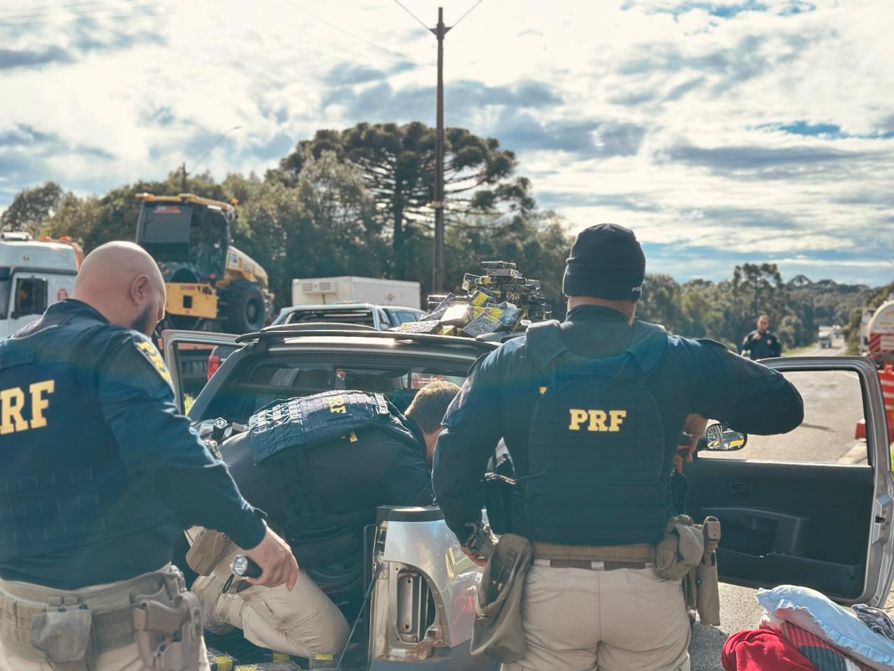 PRF prende mãe e filho com carga milionária de iPhones