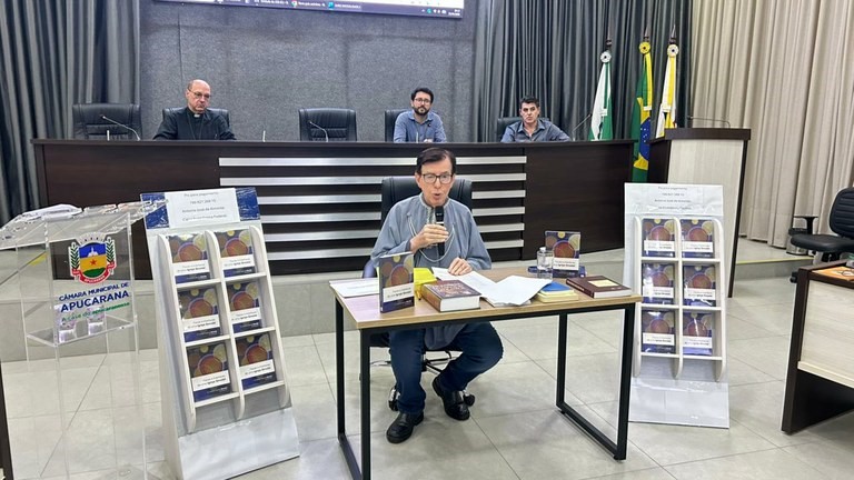 Teólogo de renome internacional, Padre Almeida lança nova obra na Câmara de Apucarana