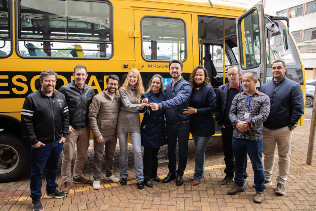 Apucarana recebe ônibus escolar zero-quilômetro com ar-condicionado, USB e plataforma de acessibilidade