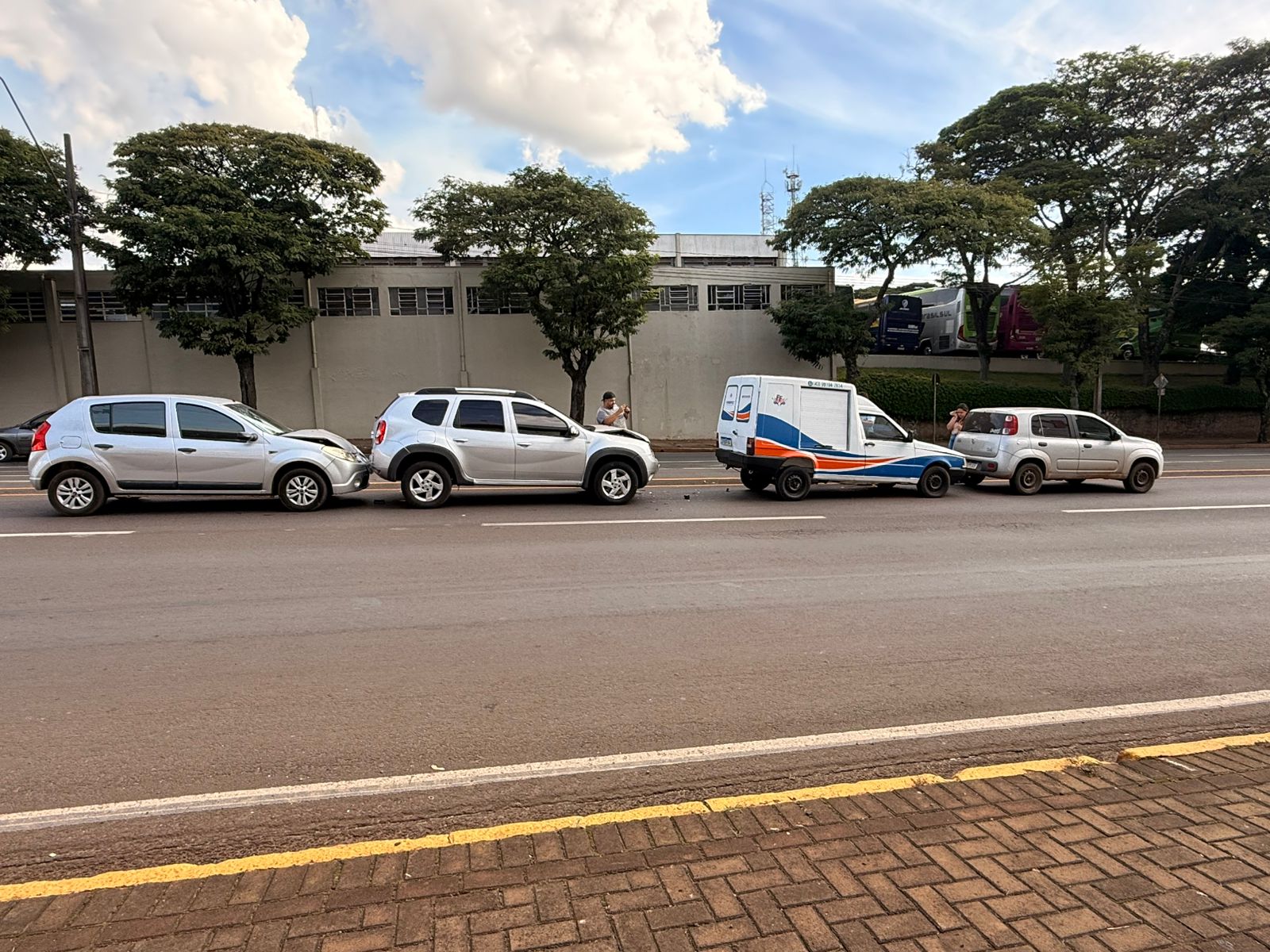 Engavetamento envolve quatro veículos na Avenida Minas Gerais, em Apucarana