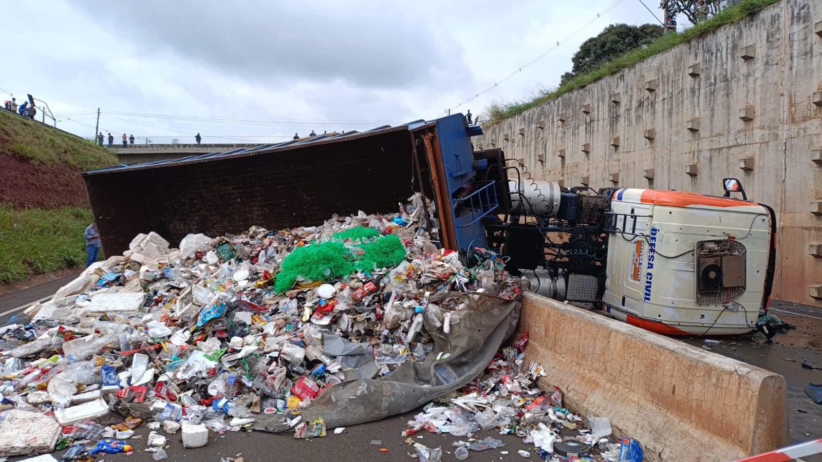 Caminhão tomba e provoca interdição total no Contorno Norte de Maringá