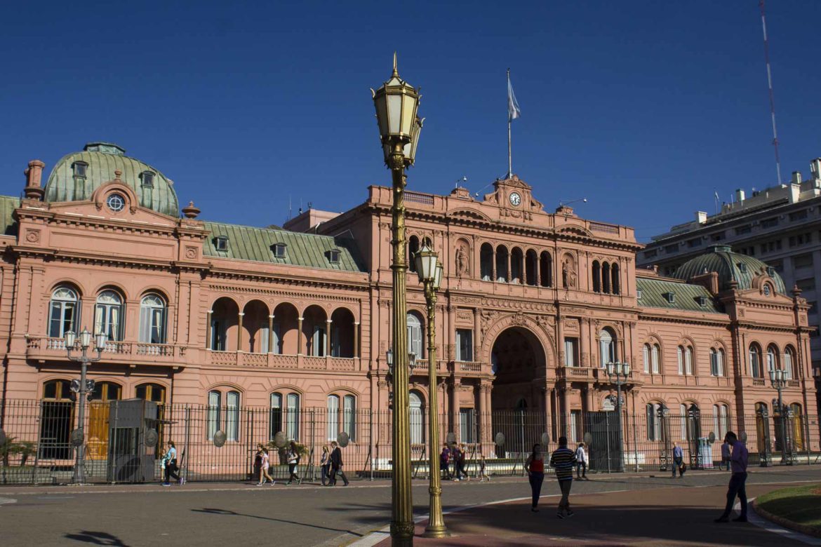Enquanto Brasil discute fim da escala 6×1, Argentina promove reforma trabalhista permitindo jornada de até 12 horas por dia.