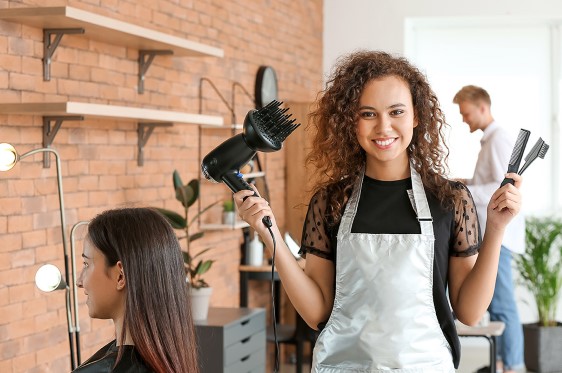 Curso gratuito de cabeleireiro abre vagas em Apucarana
