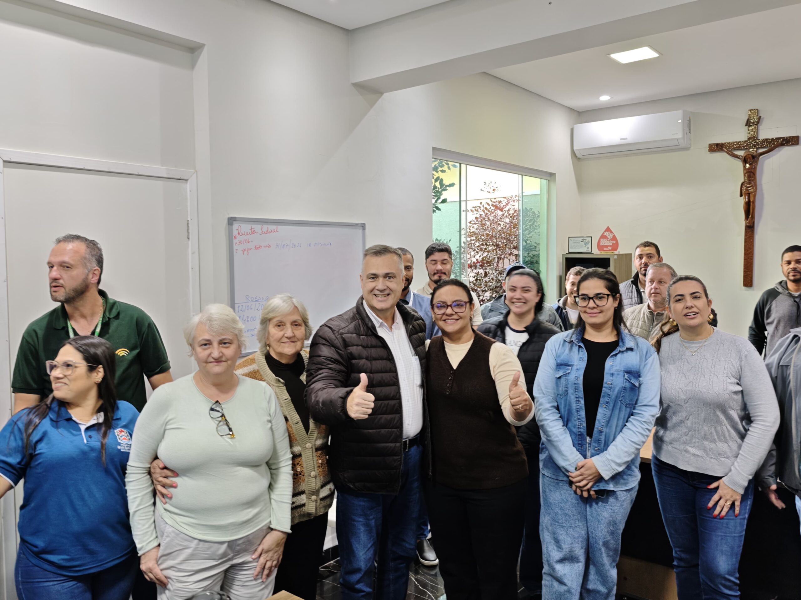 Beto Preto celebra autorização de nova clínica de fisioterapia para Bom Sucesso