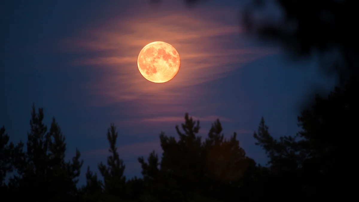 Lua de Morango poderá ser vista nesta segunda-feira; saiba por que o fenômeno recebeu esse nome