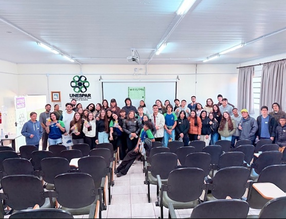 Alunos do Colégio Padre Ângelo Casagrande vivenciam imersão na língua inglesa durante o English Day na UNESPAR Campus de Apucarana