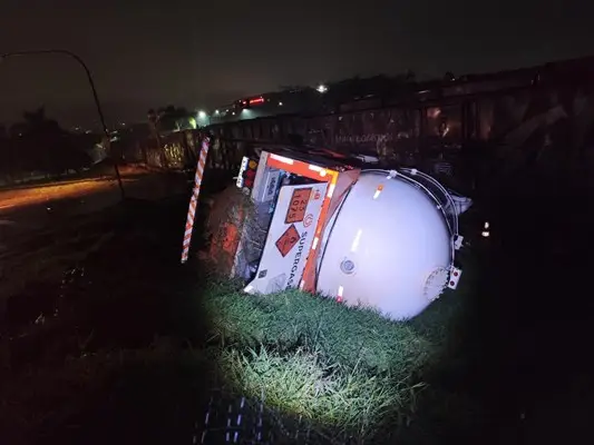Caminhão-tanque é atingido por trem em passagem de nível de Jandaia do Sul; duas pessoas ficam feridas