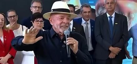 Em discurso em Goiás, Lula ironiza jornada de Bolsonaro e chama Flávio de “covarde” e “imbecil”