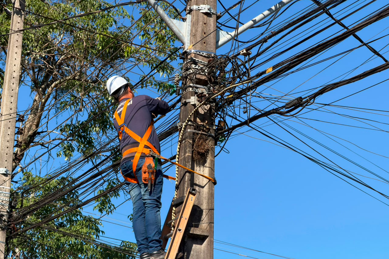 Copel realiza mutirão em Arapongas para remover cabos irregulares de telefonia e internet