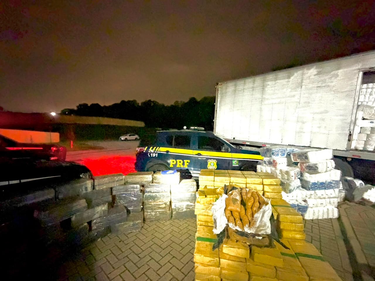 PRF localiza mais de duas toneladas de maconha escondidas em carga de papel