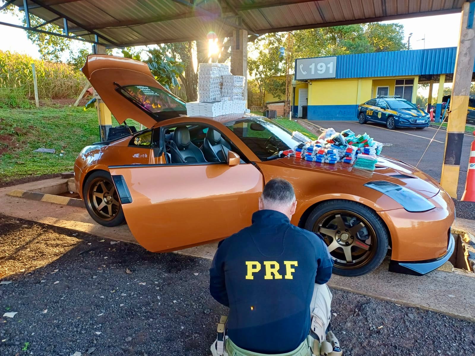VEJA: Motorista foge da PRF e abandona carro esportivo com carga do Paraguai