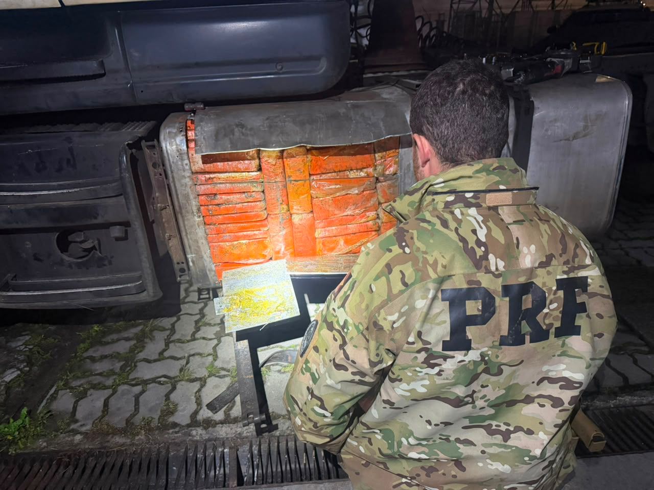 Com cães farejadores, PRF apreende maconha dentro de tanque de combustível