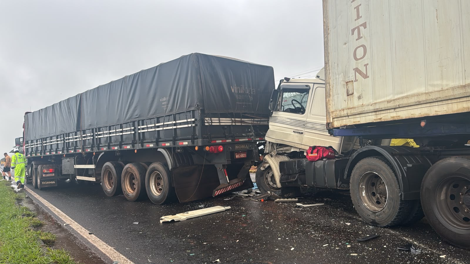 Acidente com quatro veículos interdita BR-369 entre Cambé e Rolândia