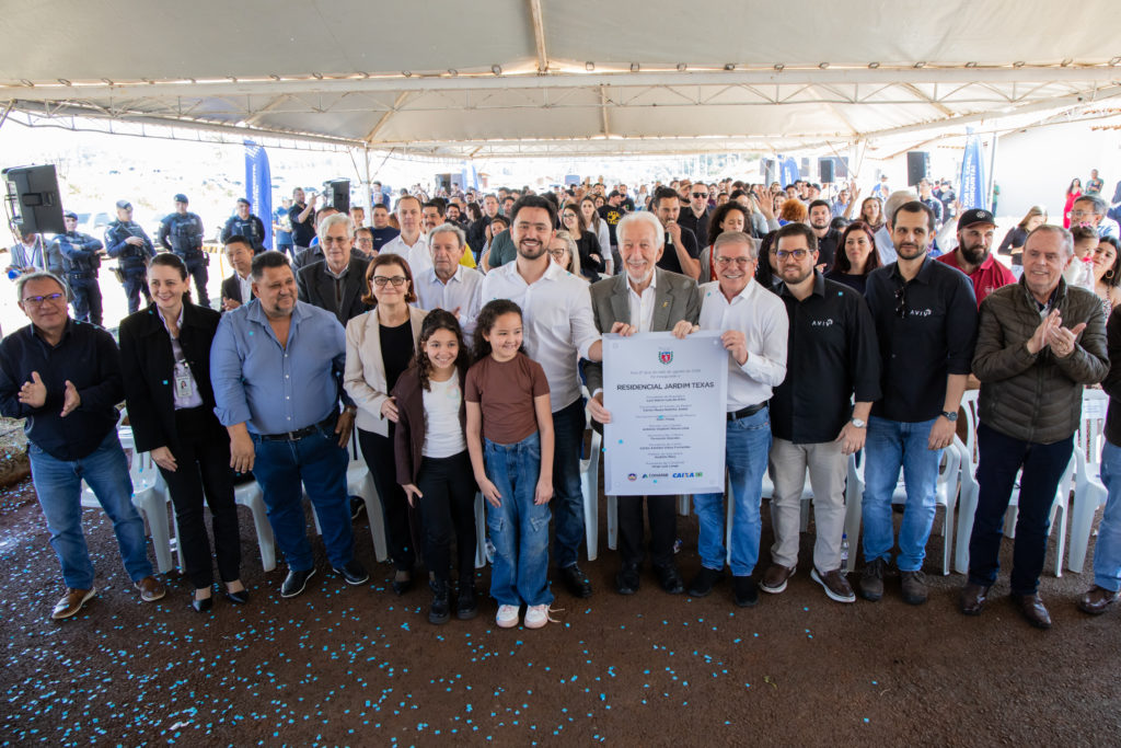 Vice-governador e prefeito de Apucarana entregam 77 casas no Residencial Jardim Texas