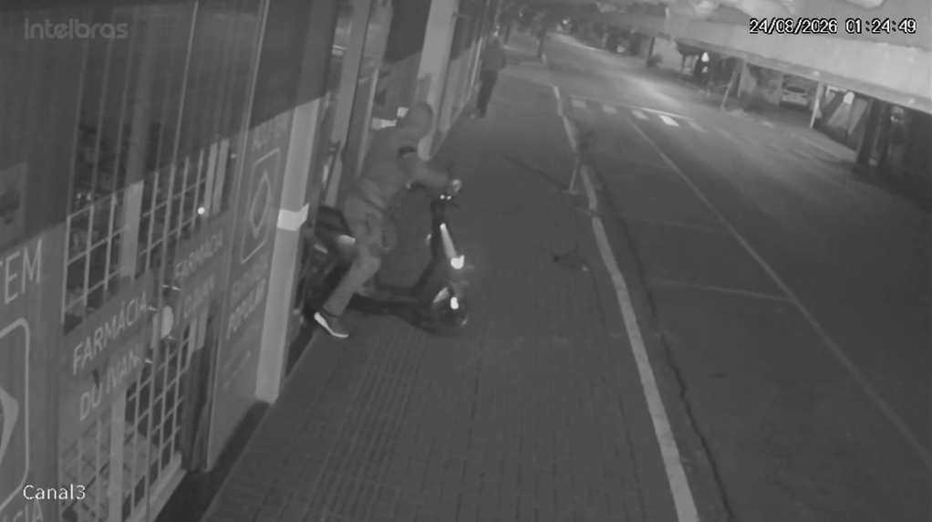 Vídeo registra trio invadindo restaurante e furtando moto elétrica, carnes e chocolates em Marilândia do Sul