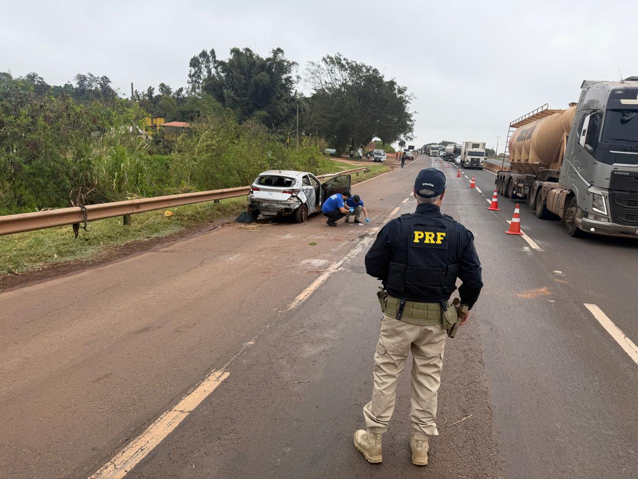 Três jovens morrem após carro capotar e cair em área de contenção na BR-376