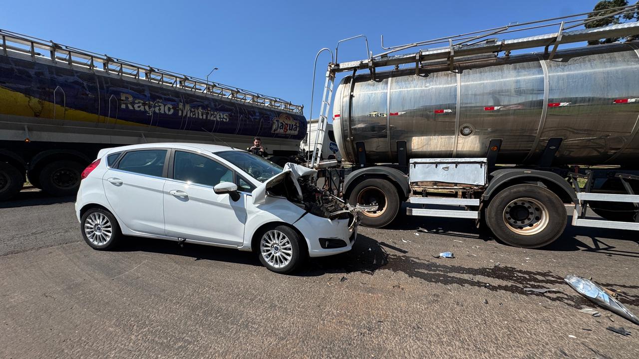 Carro bate em carreta-tanque e deixa passageiro ferido na BR-369