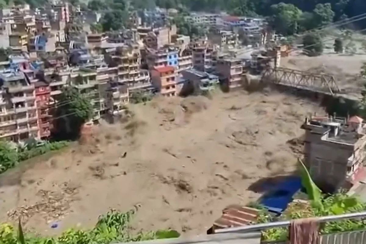 VÍDEO: Enchentes no Nepal deixam mortos e 384 pessoas desaparecidas na fronteira com o Tibete