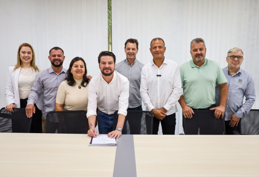 Prefeito assina ordens de serviço e anuncia investimentos que somam mais de R$ 100 milhões para Arapongas