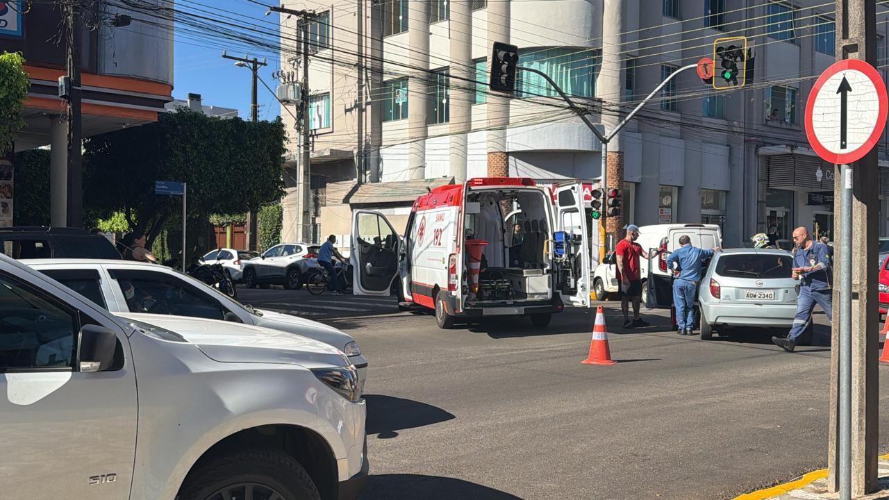 Vídeo registra momento de colisão entre Fiorino e Fiesta no Centro de Apucarana