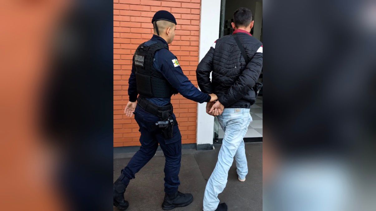 Homem é detido após agredir companheira com capacete perto de UBS em Apucarana