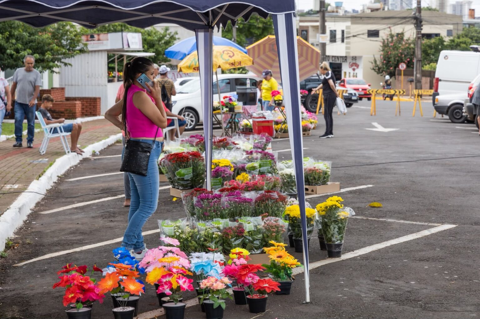 Prefeitura credencia interessados em espaços para venda de flores, velas e alimentos no Dia de Finados